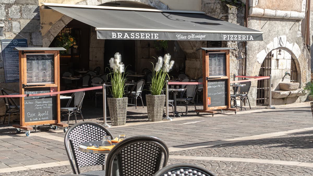 La façade de Chez Monique sous les arcades de la rue Sainte-Claire