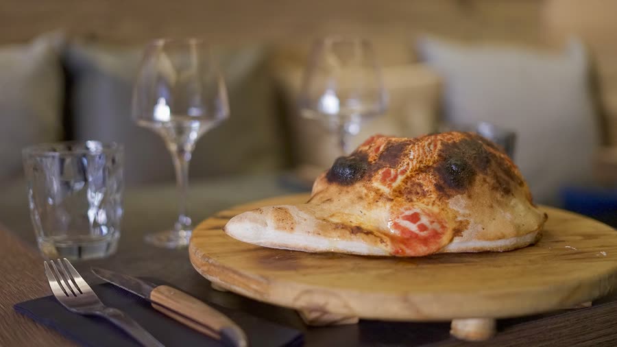Calzone soufflé sur planche