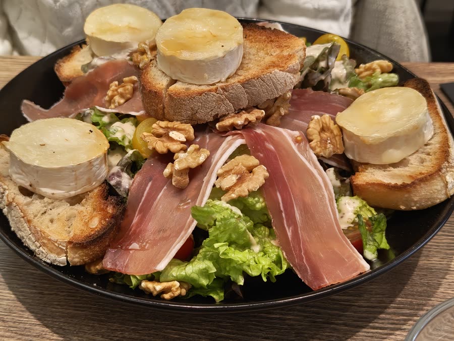 Salade de chèvre chaud, jambon cru et noix